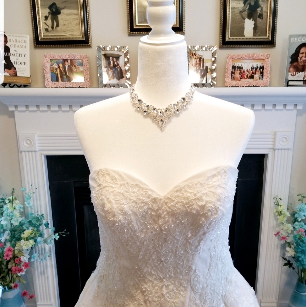 Wedding Dress - Like new beautiful lace/beaded strapless ding dress.
